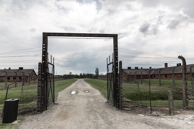 Portes et barbelés, camp de concentration allemand Auschwitz II, Pologne.