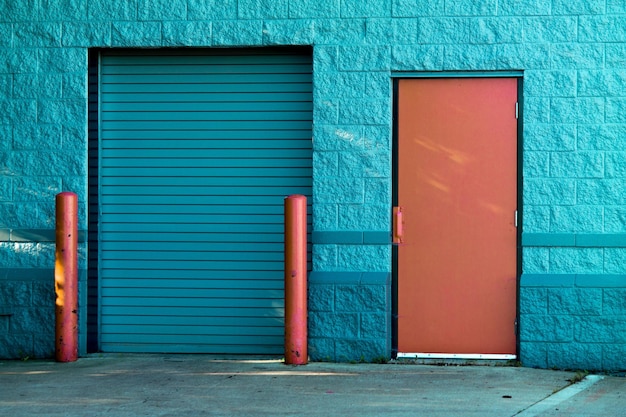 Portes bleues et oranges sur le fond noir bleu