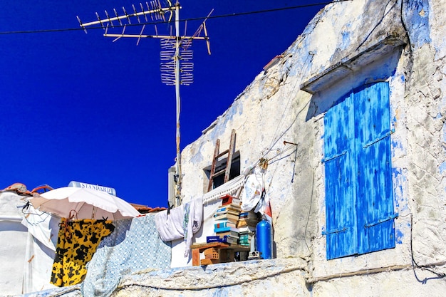 Portes bleues traditionnelles sur la maison grecque en Grèce
