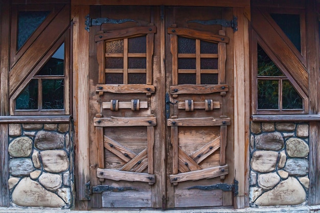 Portes en bois avec fer forgé Portes en bois antiques en bois antique avec une grille en fer forgé a