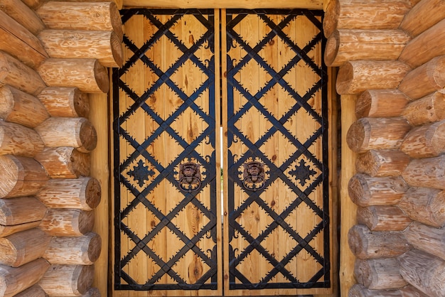 Portes en bois avec forgeage de fer. Portes en bois antiques en bois antique avec une grille en fer forgé et des barres transversales isolées sur fond blanc.