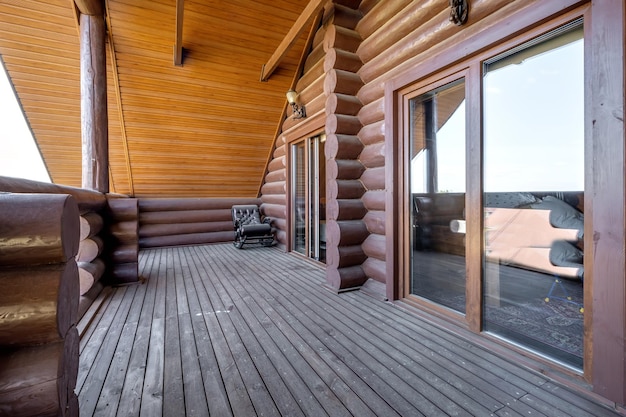 Portes en bois d'une maison en rondins de pays