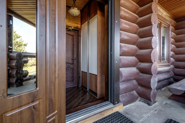 Portes en bois d'une maison en rondins de pays