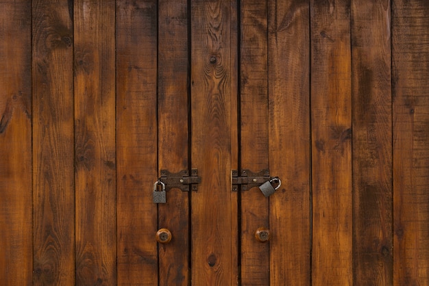 Portes en bois puissantes avec cadenas. Texture bois foncé.