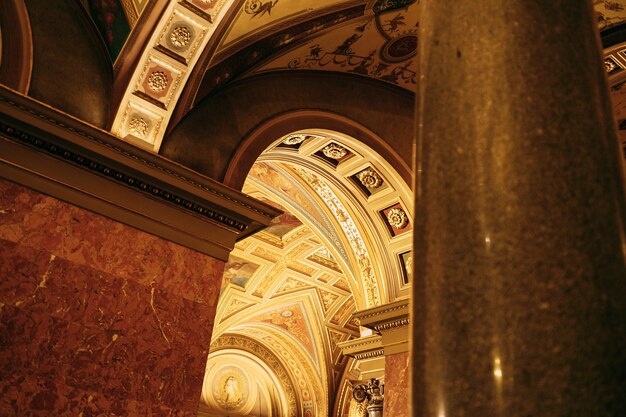 Portes cintrées avec colonnes de l'opéra de budapest