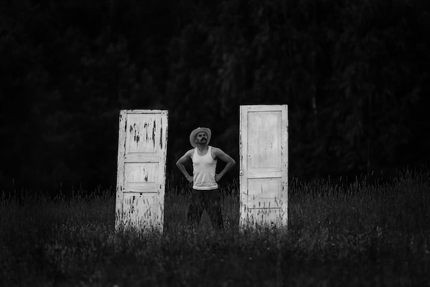 Photo portes dans le champ et fermier, concept de choix insolite pour halloween