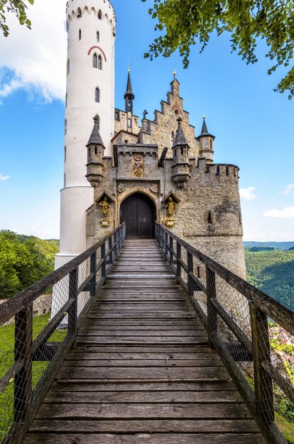 Photo portes du château de lichtenstein avec vieux pont en bois allemagne europe