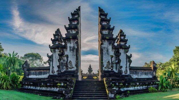 Photo les portes du temple de lempuyang luhur à bali, en indonésie