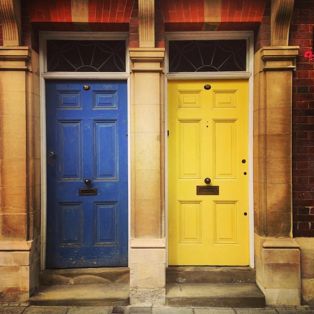 Photo les portes jaunes et bleues