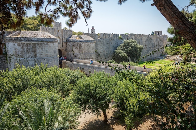 Portes et murs du château médiéval dans la vieille ville de l'île de Rhodes Grèce