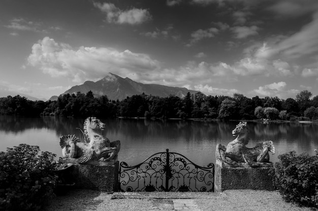 Photo portes et statues de chevaux au bord du lac contre le ciel