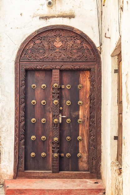 Portes traditionnelles en bois. Stone Town, Zanzibar, Tanzanie.