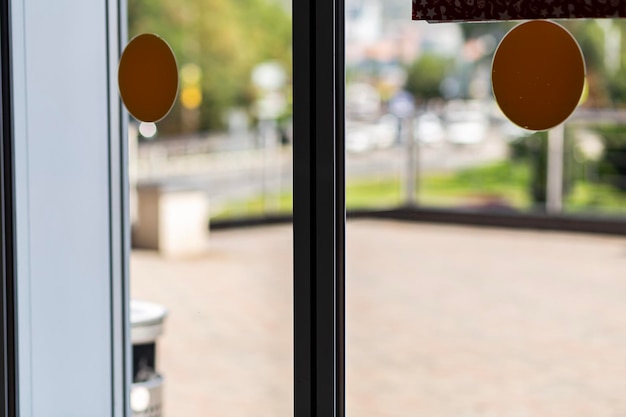 Portes en verre automatiques de supermarché avec gros plan de signe de caméra