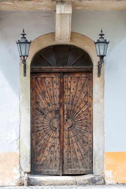 Les portes de la ville du vieux Lviv en Ukraine Portes authentiques originales à la périphérie de la place Rynok à Lviv