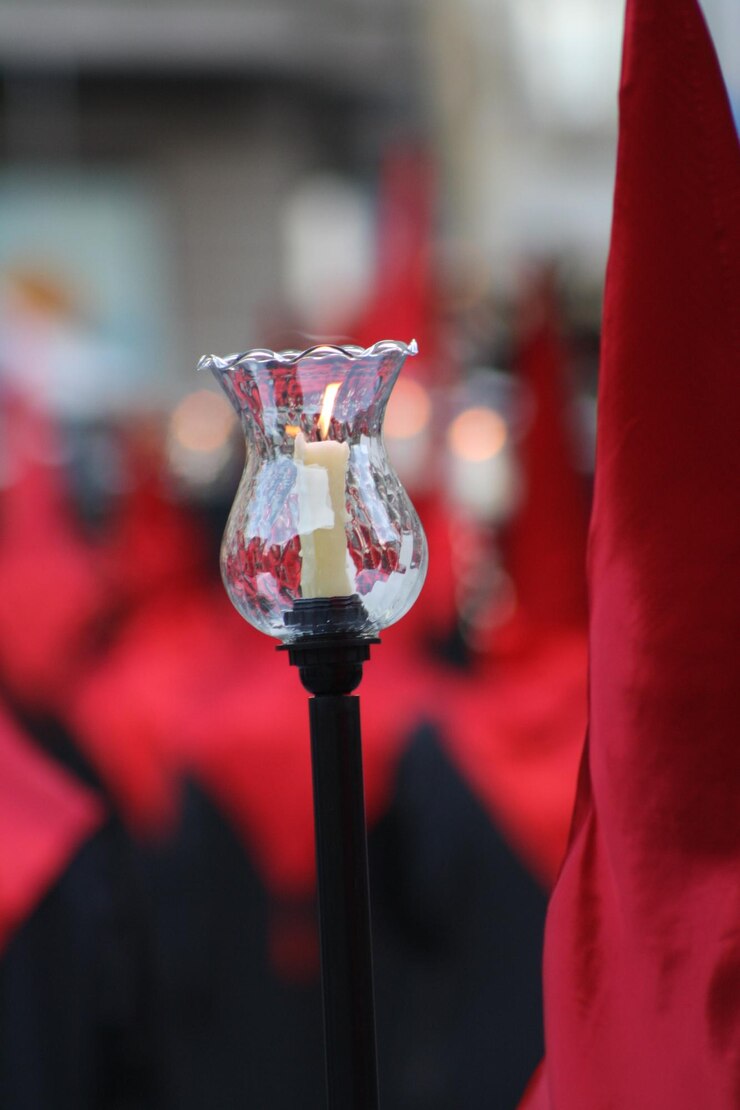 Photo porteur de bougie dans une procession en espagne