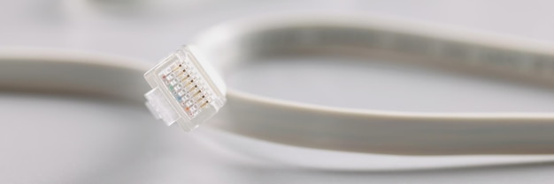 Porteur et câble Ethernet lan sur fond gris wifi