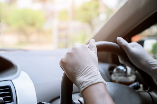 Photo portez des gants de protection pour tenir le volant de la voiture.