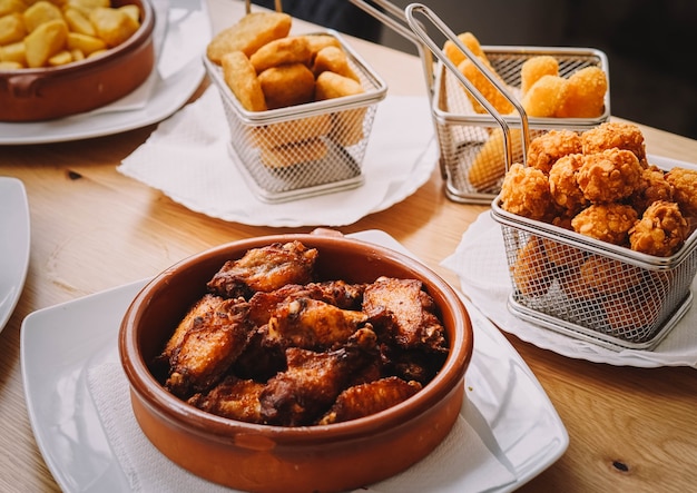 Une portion d'ailes de poulet dans un bar à tapas