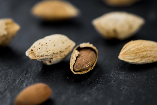 Portion d'amandes grillées en coque