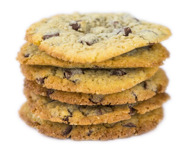 Portion de biscuits aux pépites de chocolat isolé sur fond blanc mise au point sélective