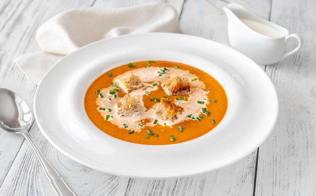 Portion de bisque célèbre soupe de fruits de mer français