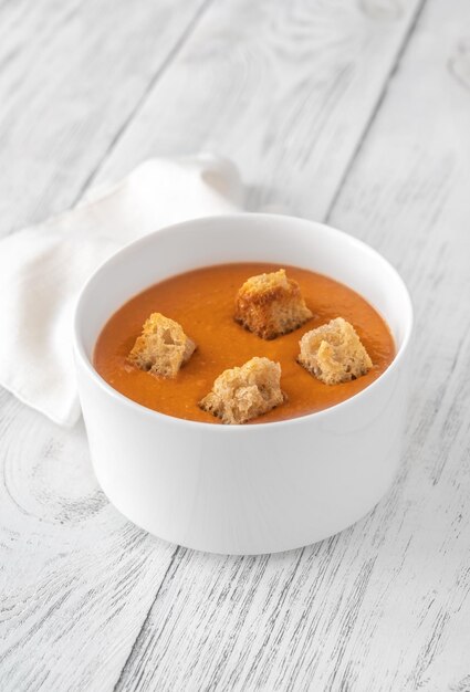 Portion de bisque célèbre soupe de fruits de mer français