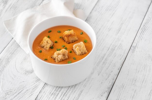 Portion de bisque célèbre soupe de fruits de mer français