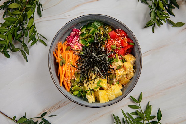 Une portion de bol de tofu avec des légumes