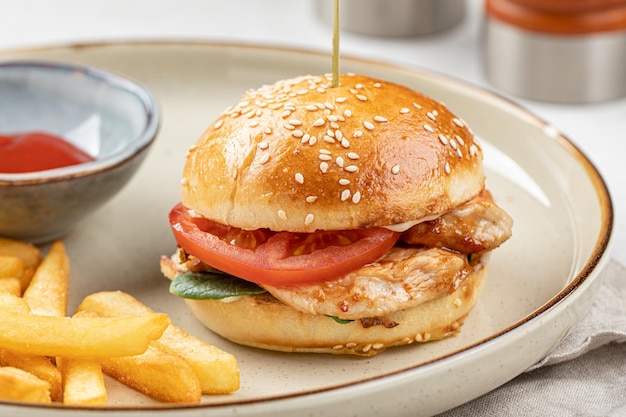 Portion de burger avec frites