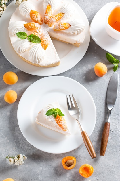 Portion de cheesecake en couches à l'abricot sur fond clair. Tarte aux abricots. Tarte aux fruits. pâtisseries françaises.
