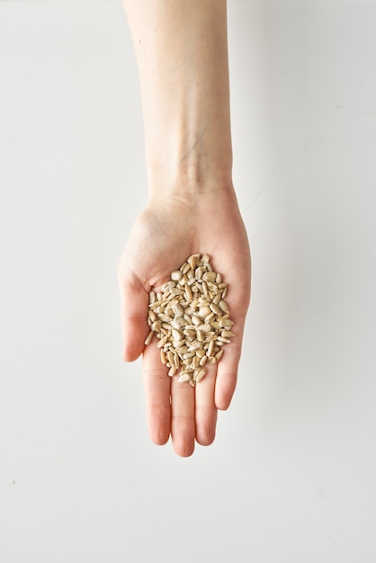 Portion de collation de graines de tournesol en main isolé