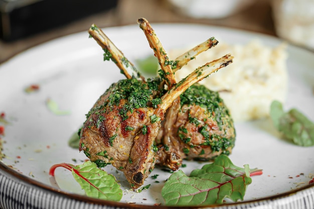 Portion de côtelettes d'agneau gourmandes avec du riz