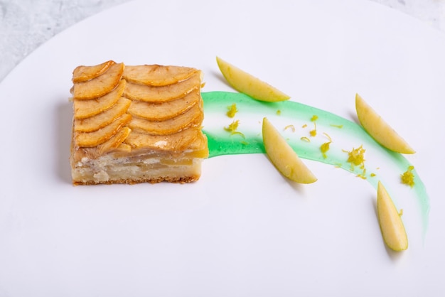 Portion de délicieux gâteau à la vanille aux fruits sur une assiette blanche