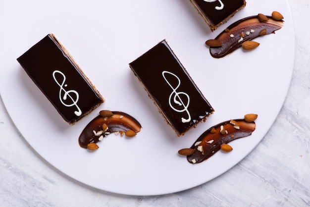 Portion de délicieux morceaux de gâteau au chocolat sur une assiette blanche