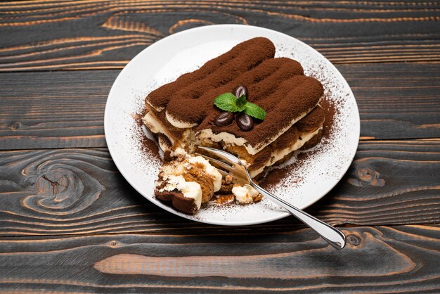 Portion de dessert tiramisu classique sur une assiette en céramique