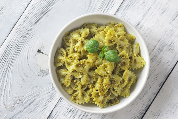 Photo portion de farfalle au pesto