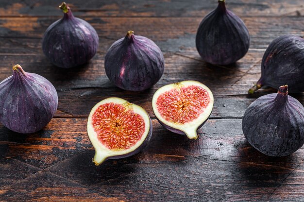 Portion de figues fraîches sur table en bois vintage