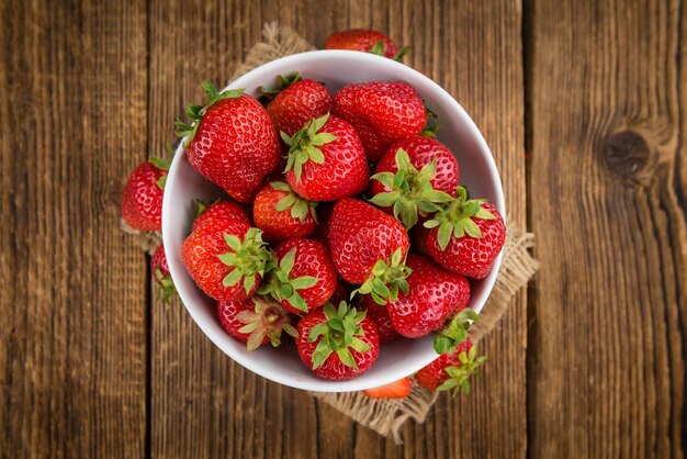 Portion de fraises sur fond de bois mise au point sélective