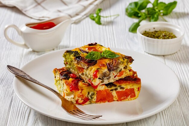 Une portion de frittata de légumes cuite au four