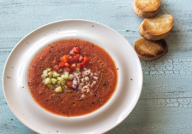 Portion de gaspacho sur la table en bois