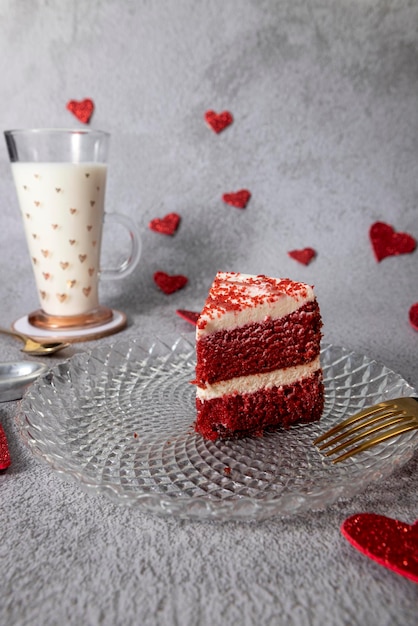 Portion de gâteau de velours rouge sur plaque avec fond gris à la verticale