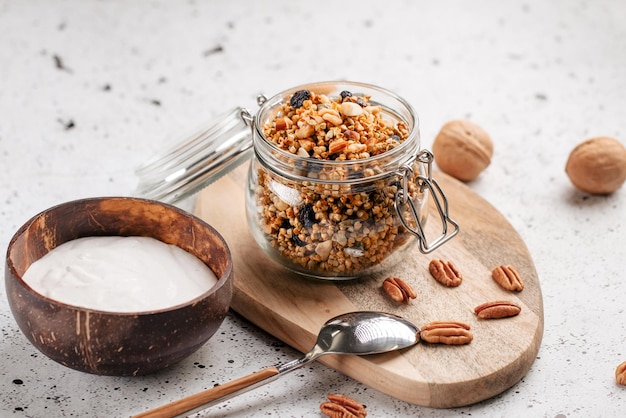 Portion de granola sain avec du yaourt