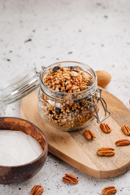 Portion de granola sain avec du yaourt