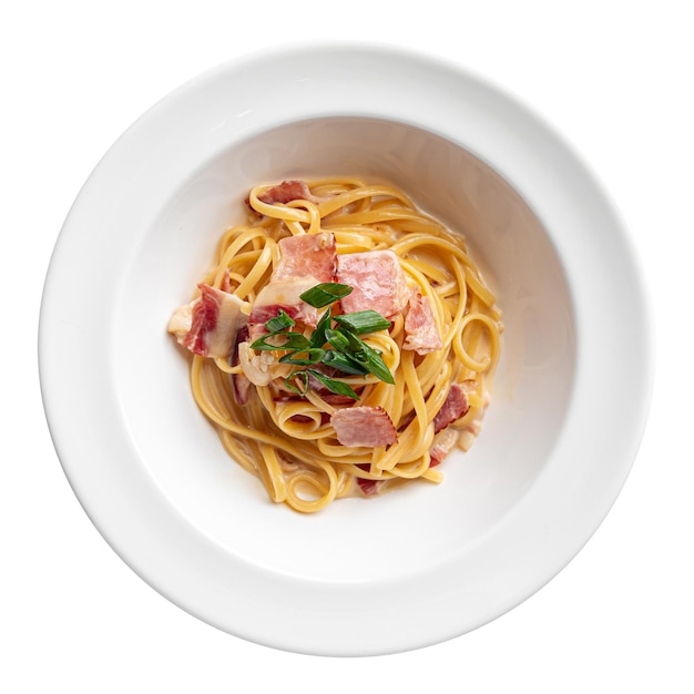 Portion isolée de spaghetti carbonara italien