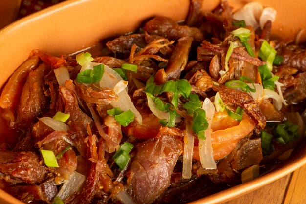 Portion de jarret de porc avec tomate et oignon