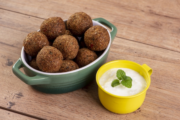 Une portion de kibbeh avec du caillé