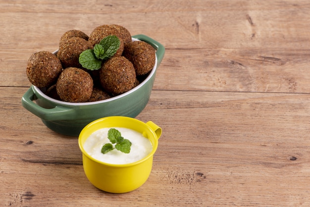 Une portion de kibbeh avec du caillé