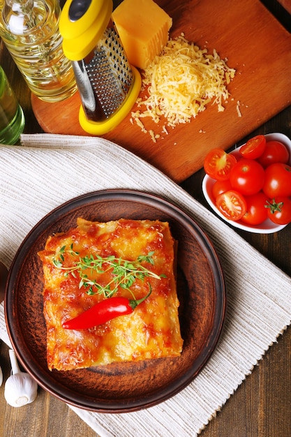 Photo une portion de lasagne délicieuse sur la table