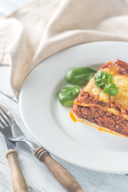 Portion de lasagne sur la table en bois