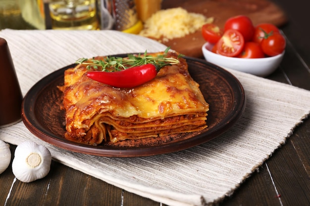 Portion de lasagnes savoureuses sur table